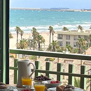 Stylish Well-Connected Beachfront Flat